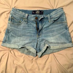 Hollister Mid Rise Short 3”.  Size 5 (27 waist)